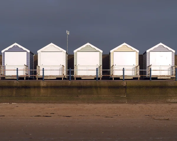 Stranden hyddor på en strandpromenad — Stockfoto