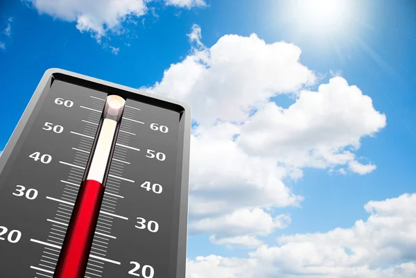 Thermometer warmte close-up op sky — Stockfoto