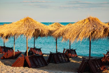 sahilde şezlong ve şemsiyeler 