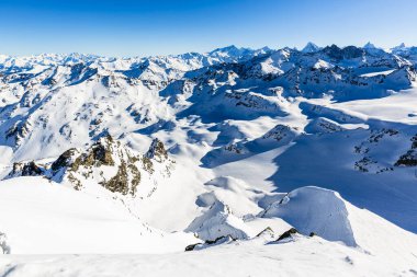 Kış mevsiminde kayak, dağlar ve kayak malzemeleri güneşli bir günde karlı dağların tepesinde, Verbier İsviçre.
