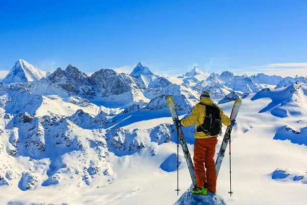 美しい冬の雪の中でスイスの有名な山々の素晴らしい景色とスキー マッターホルンとデント デヘレンズ 手前の大砂漠の氷河 — ストック写真