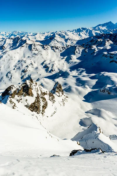 Skidåkning Vintern Berg Och Skidåkning Backcountry Utrustning Toppen Snöiga Berg — Stockfoto