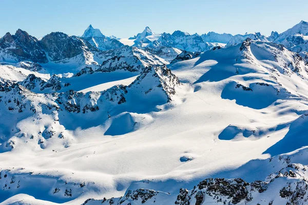 冬のスキーシーズンには 山やスキーは晴れた日に雪の山の上にバックカントリー機器をツアー ヴェルビエスイス — ストック写真