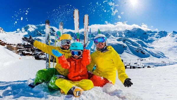 Feliz Familia Disfrutando Vacaciones Invierno Las Montañas Val Thorens Valles — Foto de Stock