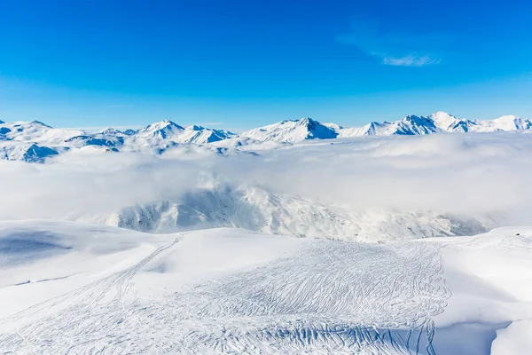 Ski Temporada Inverno Montanhas Equipamentos Turismo Esqui Topo Dia Ensolarado — Fotografia de Stock