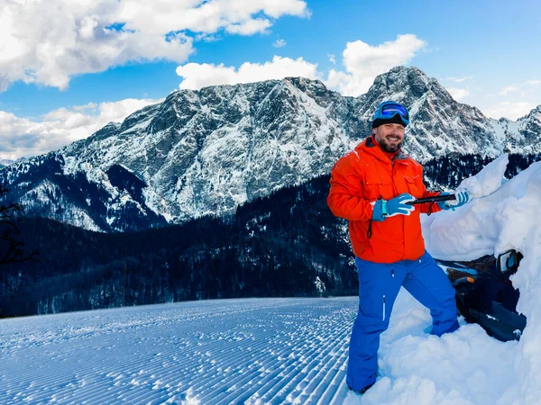 Mann Schaufelt Schnee Aus Auto Unter Giewont Zakopane Stockbild