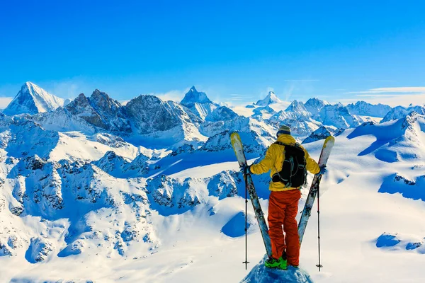 Skifahren Mit Atemberaubender Aussicht Auf Die Berühmten Schweizer Berge Wunderschönen lizenzfreie Stockfotos