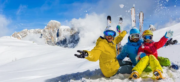在阳光明媚 寒冷的山里 滑雪一家人在雪地里享受寒假 意大利San Martino Castrozza 图库图片