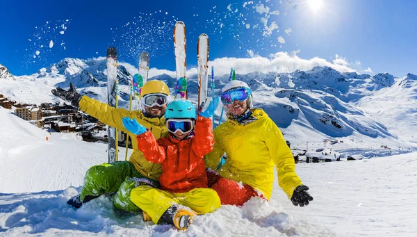 在法国瓦尔图伦斯的三个山谷里 快乐的一家人享受着山里的寒假 在高山上与冰雪和阳光嬉戏 图库照片