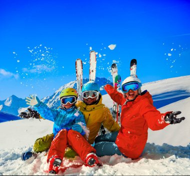 Mutlu aile dağlarda kış tatilinin tadını çıkarıyor. Kayak, güneş, kar ve eğlence.