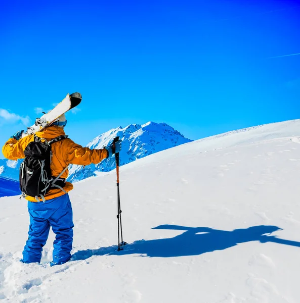 冬天的滑雪季节 山顶上的高山和滑雪者在阳光灿烂的法国 阿尔卑斯山高耸入云 — 图库照片