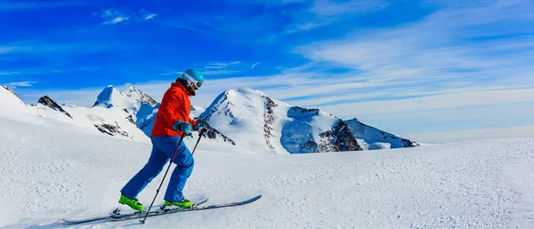 美しい冬の雪の中でスイスの有名な山々の素晴らしい景色とスキー マッターホルンとデント デヘレンズ 手前の大砂漠の氷河 — ストック写真