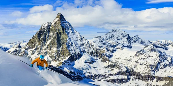 Man Skidåkning Färskt Pulver Snö Med Matterhorn Bakgrunden Zermatt Schweiziska — Stockfoto