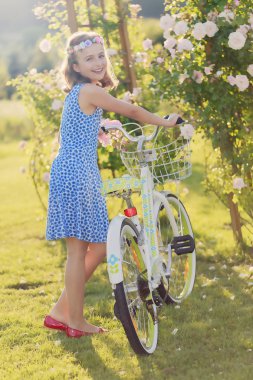 Yaz - Bisiklet Bisiklet yaz bahçesinde kız