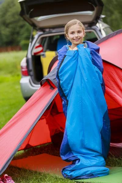 Kamp in de tent - jong meisje op de camping — Stockfoto