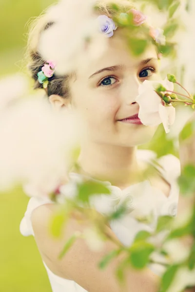 バラ園 - バラの庭で遊んでいる美しい女の子 — ストック写真