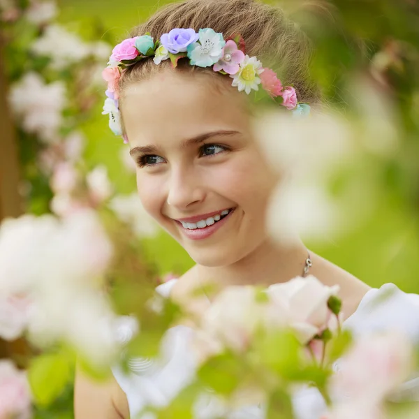 バラ園 - バラの庭で遊んでいる美しい女の子 — ストック写真