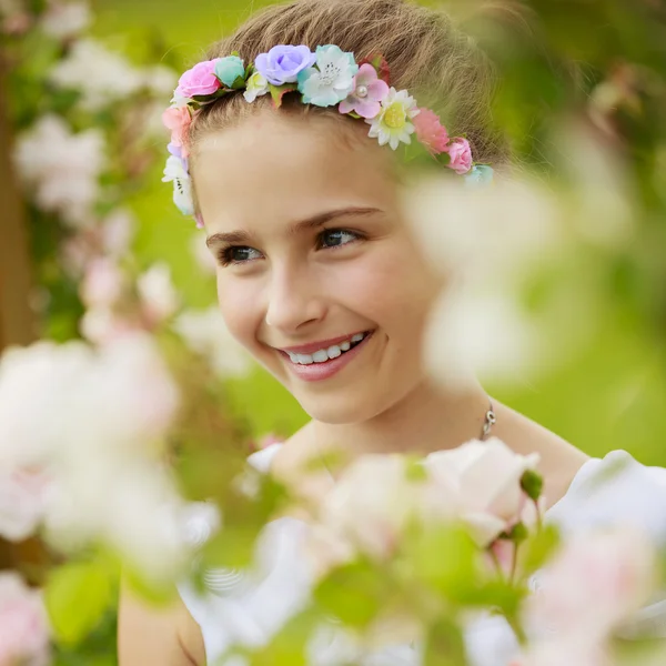 Rosenträdgården - vacker flicka som leker i rosenträdgården — Stockfoto