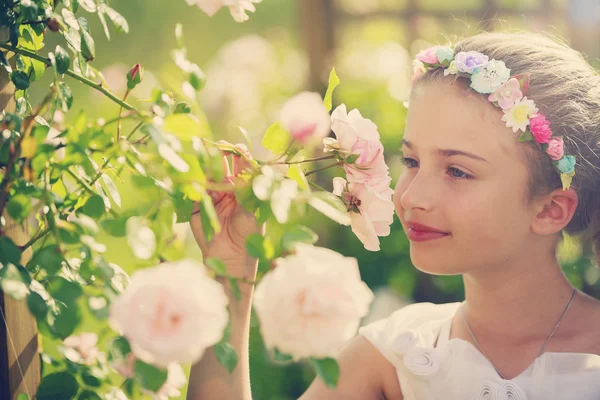 Giardino delle rose - bella ragazza che gioca nel giardino delle rose — Foto Stock