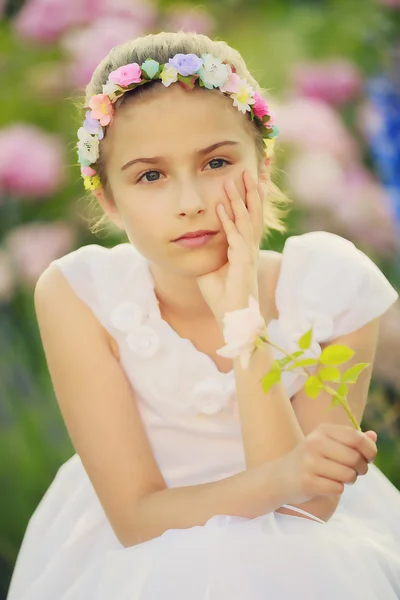 Ogród letni - piękna dziewczyna w pełnym kwiatów ogrodzie — Zdjęcie stockowe