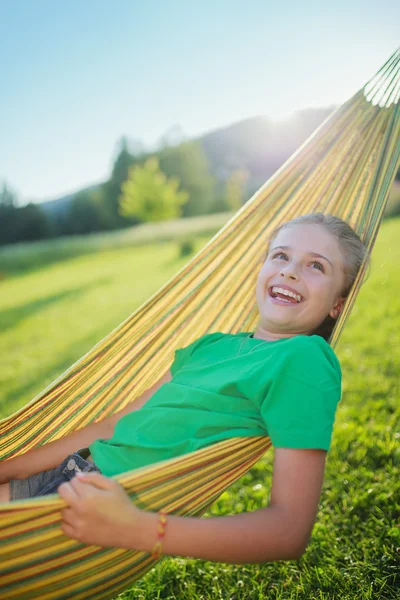 Sommar glädje - vacker flicka i hängmatta i trädgården — Stockfoto