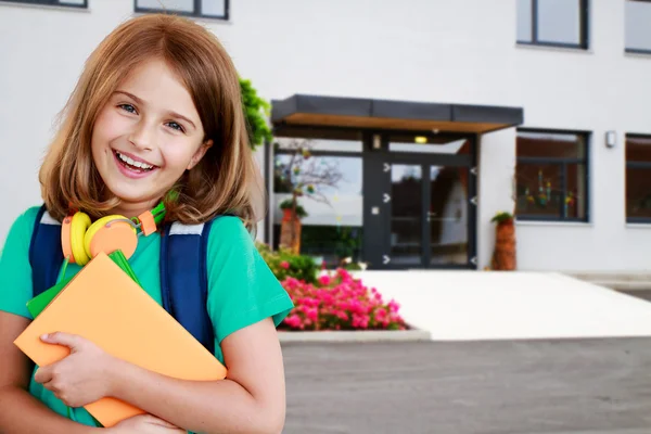 Tillbaka till skolan - porträtt av vacker ung skolflicka — Stockfoto