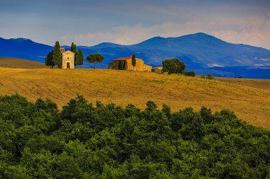 Tuscany manzara tepeler ve çayır