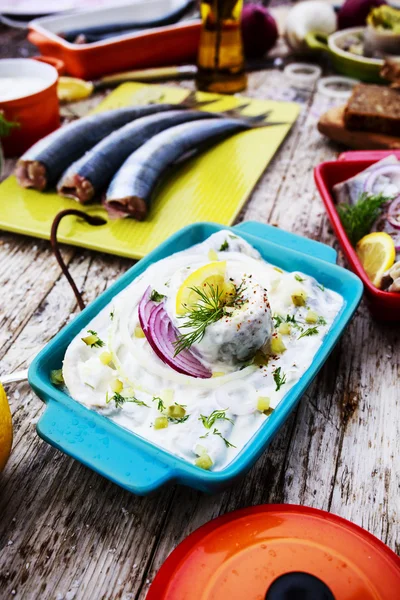 Arenque - ensalada con crema, cebolla, fondo de preparación de eneldo —  Fotos de Stock