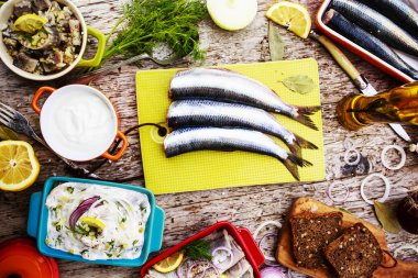 Ringa balığı - salata krem, soğan, dereotu-hazırlık arka plan 