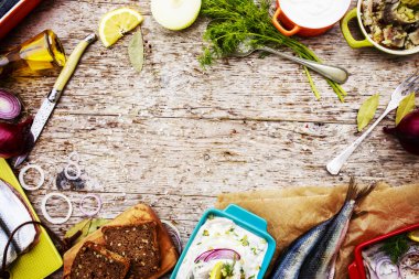 Ringa balığı - salata krem, soğan, dereotu-hazırlık arka plan 