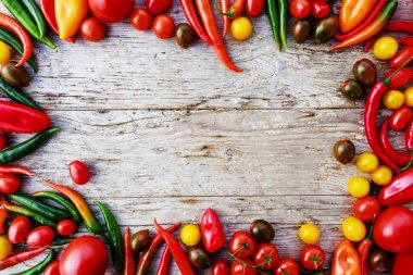 Çeşitli sebzelerin üzerine bir rustik ahşap arka plan çerçevesinde