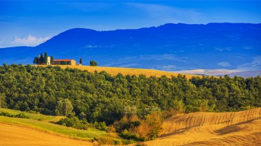 Tuscany manzara tepeler ve çayır, günbatımı Şapel hayati üzerinde