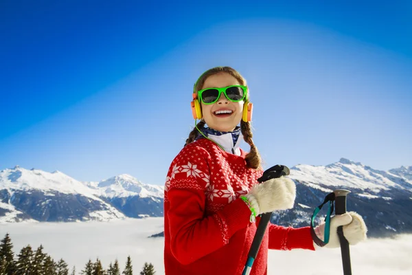 冬の休暇、雪、スキーヤーの冬を楽しんでいる女の子 — ストック写真