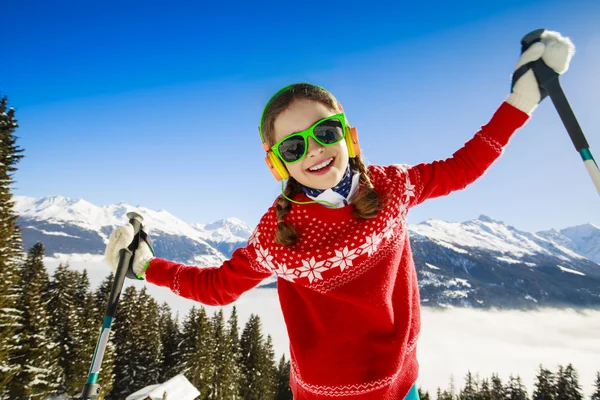 Vacaciones de invierno, nieve, esquiador - niña disfrutando del invierno —  Fotos de Stock