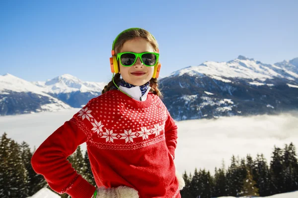 冬の休暇、雪、スキーヤーの冬を楽しんでいる女の子 — ストック写真