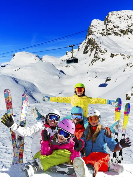 Ski, vinter, snö - familjen njuter av vintersemester — Stockfoto