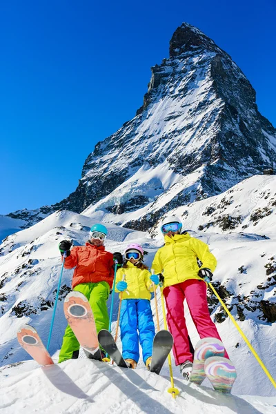 Family winter ski holidays in Zermatt, Switzerland — Stock Photo, Image