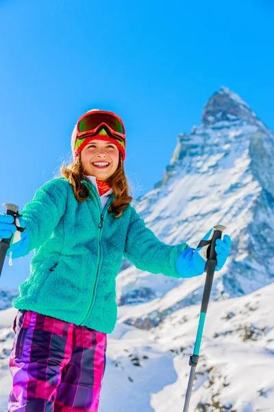 Ski, vintersemester, snö - tjej njuter av ski vacations — Stockfoto