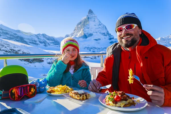 Invierno, esquí - esquiadores disfrutando de un descanso para el almuerzo —  Fotos de Stock