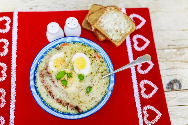 Traditionelle polnische Sauerrahmsuppe mit Eiern und Wurst — Stockfoto