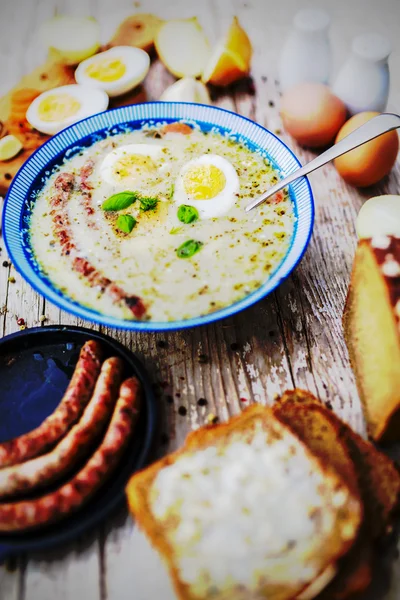 Sopa de crema agria tradicional polaca con huevos y salchichas — Foto de Stock