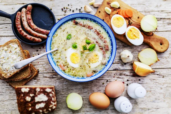 Sopa de crema agria tradicional polaca con huevos y salchichas — Foto de Stock