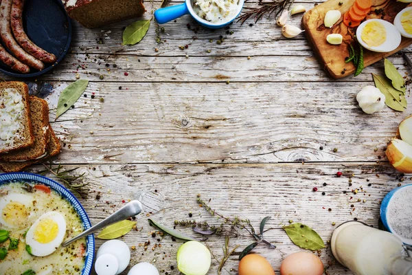 Traditionelle polnische Sauerrahmsuppe mit Eiern und Wurst — Stockfoto