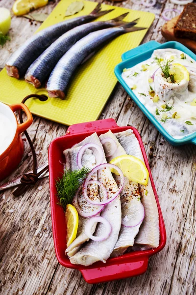 Ρέγγα - σαλάτα με κρέμα, κρεμμύδι, άνηθο Προετοιμασία φόντο — Φωτογραφία Αρχείου
