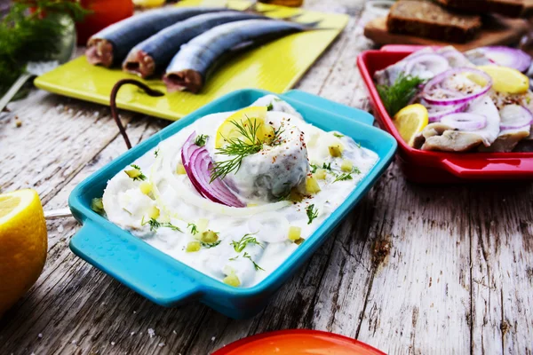 Sill - sallad med grädde, lök, dill-förberedelser bakgrund — Stockfoto