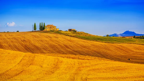 Tuscany tájat hegyek és a rét, San Quirico di Orcia, Tuscany — Stock Fotó