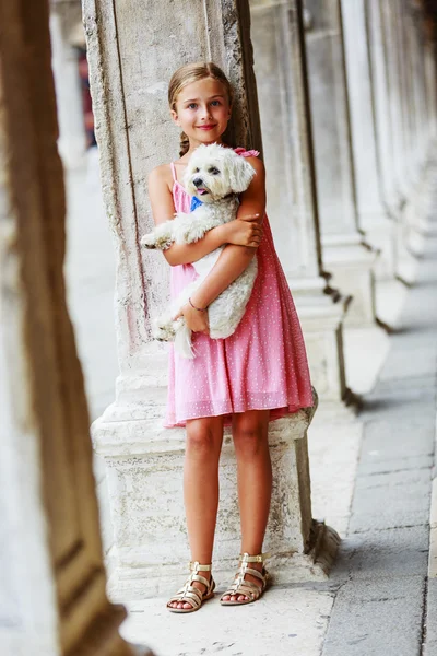 Happy young girl with her dog in Venice, Italy. — Stock Photo, Image