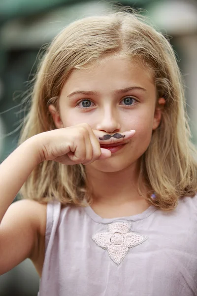 Retrato de menina adolescente com bigode pintado — Fotografia de Stock