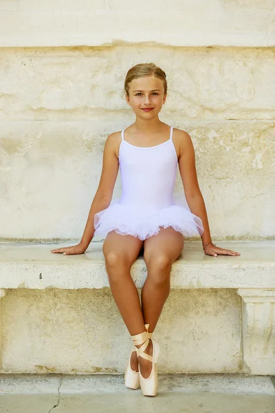 Krásnou baletku v bílých šatech a pointe boty tance — Stock fotografie