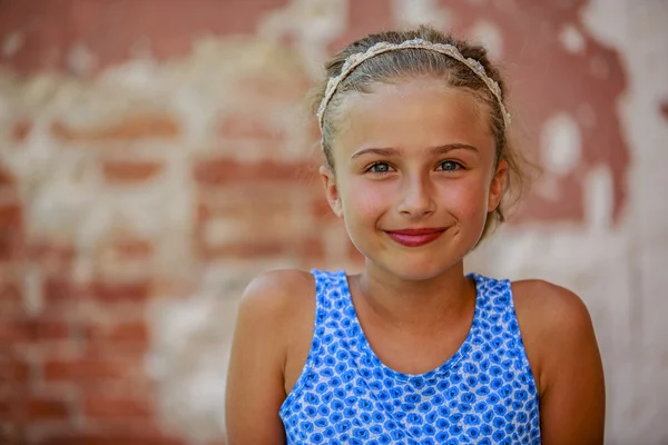 Menina bonita feliz no vestido de verão — Fotografia de Stock